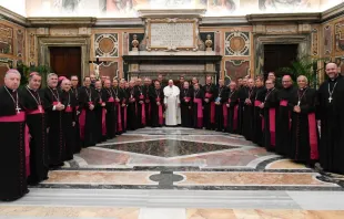El Papa recibe a los obispos colombianos. Crédito: Vatican Media 