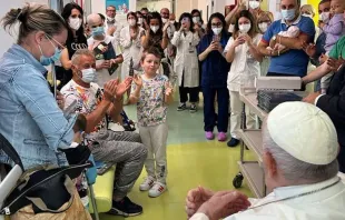 El Papa visita el Departamento de Oncología Pediátrica del Gemelli. Crédito: Vatican Media. 