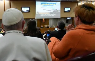 El Papa Francisco en la proyección del documental sobre Ucrania. Crédito: Vatican Media 
