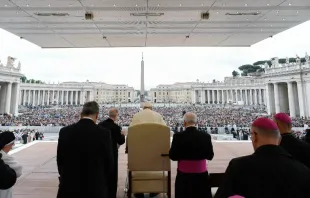 Imagen referencial del Papa Francisco en la Plaza de San Pedro. Crédito: Vatican Media 