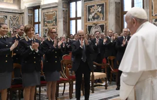 Papa Francisco con policías en el Vaticano. Crédito: Vatican Media 