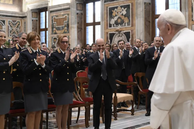 El Papa agradece a policías que trabajan por eliminar la violencia contra la mujer