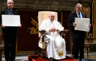 El Papa Francisco con los galardonados del Premio Ratzinger 2022. Crédito: Vatican Media 