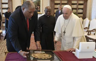 Papa Francisco en audiencia con el presidente de la República de Fiji, Ratu Wiliame Maivalili Katonivere. Crédito: Vatican Media. 