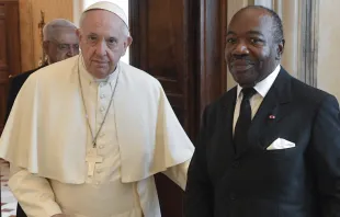 Papa Francisco con el presidente de Gabón, Ali Bongo Ondimba. Foto: Vatican Media 