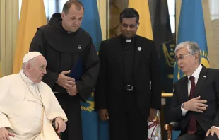 Papa Francisco con el presidente de la República de Kazajistán. Crédito: Vatican Media 