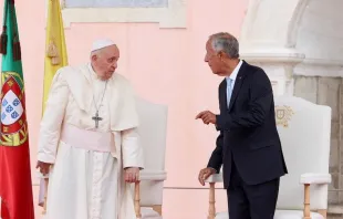 El Papa Francisco junto al presidente de Portugal,  Marcelo Rebelo de Sousa. 