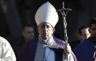 Imagen referencial. Papa Francisco en procesión penitencial. Foto: Vatican Media 