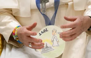 Imagen de las pulseras y la medalla entregada al Papa Francisco. Crédito: Vatican Media. 