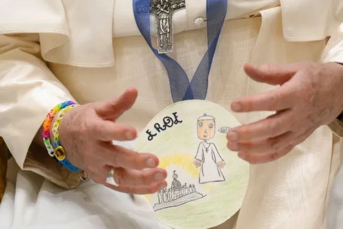 Esta es la razón por la que el Papa Francisco luce una pulsera multicolor en su muñeca