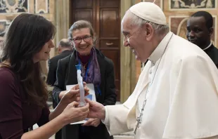 Papa Francisco saluda a miembros de Diaconie de la beauté. Foto: Vatican Media 