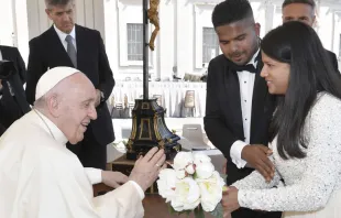 Papa Francisco bendice a recién casados en el Vaticano. Foto: Vatican Media  