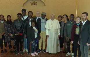 Papa Francisco con grupo de refugiados. Foto: Captura Vatican Media 
