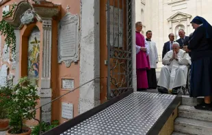 El Papa reza en el cementerio del Vaticano. Crédito: Vatican Media 