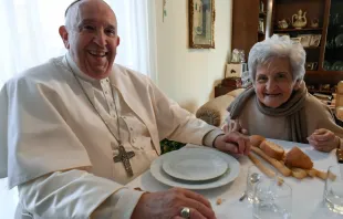 El Papa Francisco come con sus primos en Asti. Crédito: Vatican Media 