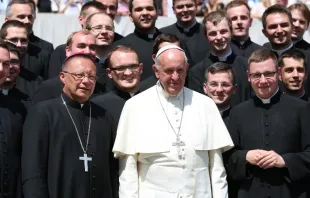 El Papa Francisco con un grupo de sacerdotes y seminaristas. Crédito: ACI Prensa 