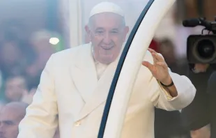 Papa Francisco saluda a jóvenes de Asti. Crédito: Daniel Ibáñez/ACI Prensa 
