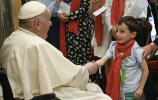 Papa Francisco saluda a un niño en el Vaticano. Foto: Vatican Media 