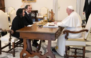 Papa Francisco con dirigentes de San Marino. Crédito: Vatican Media 