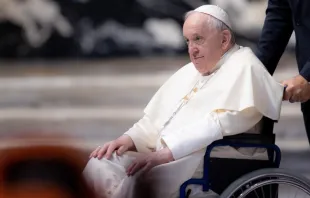 Foto referencial del Papa Francisco en silla de ruedas. Crédito: Daniel Ibáñez/ACI Prensa 