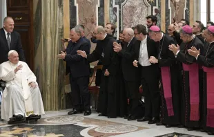 El Papa con obispos y sacerdotes de Sicilia. Foto: Vatican Media 