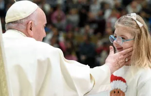 El Papa Francsco saluda a una niña durante la audiencia de este sábado 14 de enero. Crédito: Vatican Media 