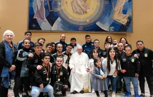 Papa Francisco con futbolistas de talla baja. Crédito: Vatican Media 