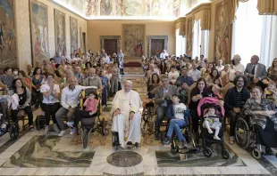 Papa Francisco con voluntarios y familiares de personas con “Síndrome de Cornelia de Lange”. Foto: Vatican Media 