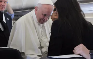 El Papa bendice al bebé de una periodista. Foto: Elise Harris / ACI Prensa 