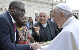 El Papa Francisco con Denis Mukwege. Foto: Vatican Media 