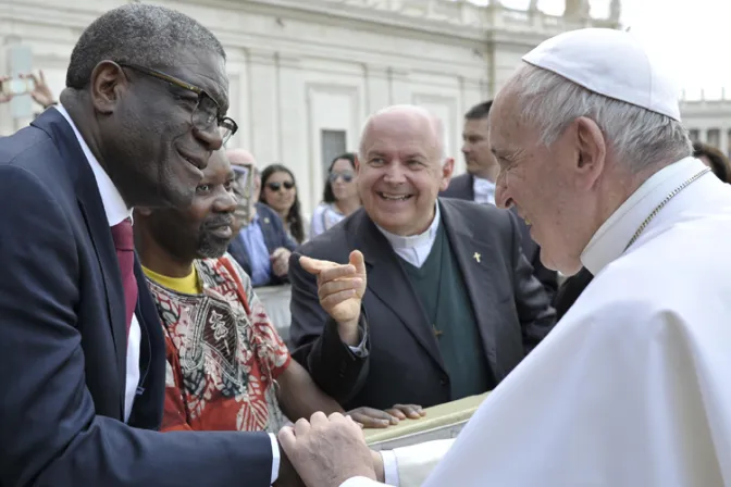 Papa Francisco saluda al Nobel de la Paz Denis Mukwege