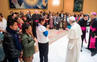 El Papa Francisco y representantes indígenas en el Vaticano. Foto: L'Osservatore Romano 