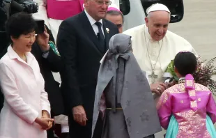 El Papa recibe presentes tradicionales a su llegada a Seúl. Foto: Comité Preparatorio de la Visita del Papa Francisco a Corea 