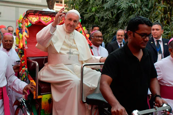 Este es el inusual “papamóvil” que usó Francisco en su visita a Bangladesh [FOTOS]