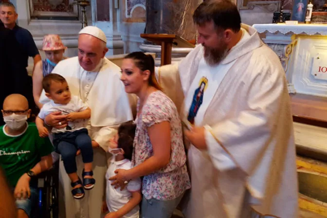 Papa Francisco y niños con cáncer rezaron ante tumba de San Juan Pablo II