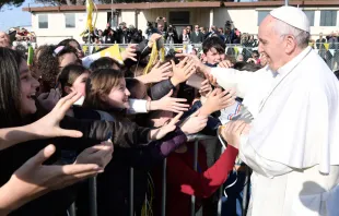 El Papa saluda a varios niños durante la visita. Foto. L'Osservatore Romano 