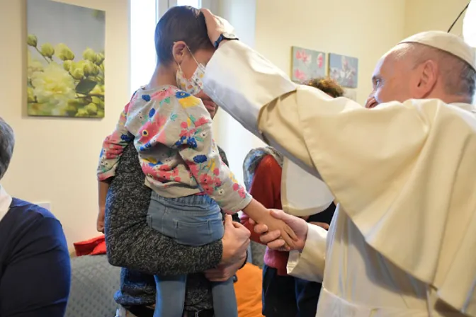 Viernes de Misericordia: El Papa visita a enfermos de cáncer y jóvenes con discapacidad