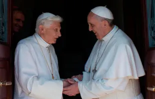 Benedicto XVI y el Papa Francisco. Foto L'Osservatore Romano 