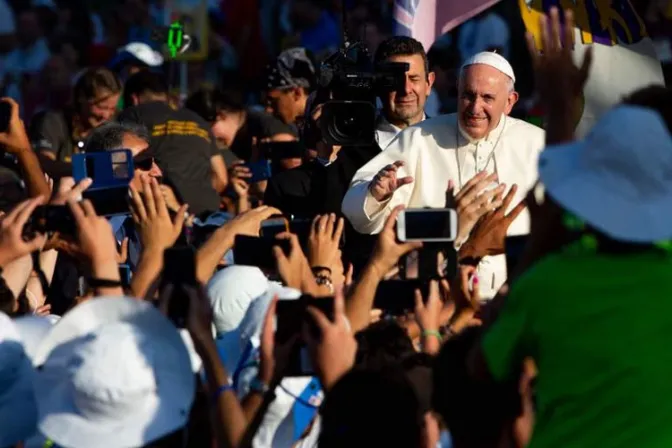 El Papa invita a los jóvenes a llevar rayos de luz al sufrimiento de las personas