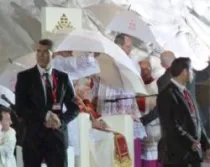 El Papa cubierto por un paraguas durante la lluvia (foto ACI Prensa)