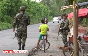 Soldados cuidan una vía de Colombia durante el paro armado convocado por el Clan del Golfo. Crédito: Captura de video (EWTN Noticias) 
