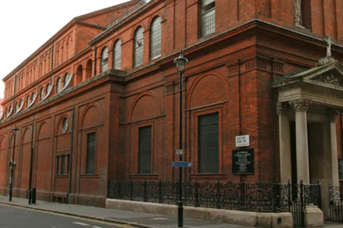 Parroquia en Londres brinda sacramentos, oración y alimento a personas sin hogar