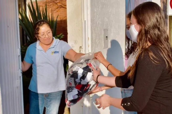 Jóvenes provida llevan ayuda a organización que asiste a mujeres con embarazos de riesgo