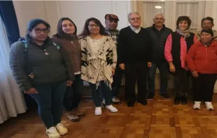 Mons. Ojea junto a referentes de la Pastoral Aborígen. Crédito: Conferencia Episcopal Argentina 