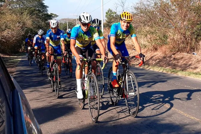 Ciclistas peregrinan más de 90 kilómetros para visitar al Cristo Negro