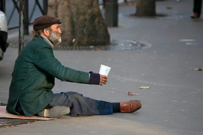 Acoger a los pobres esta Navidad es puerta a la vida eterna, dice Cardenal