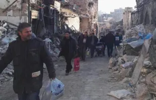 Personas caminando por escombros en el sector este de Alepo / Foto: Alexandre Goodarzy (SOS Chrétiens D´Orient) 