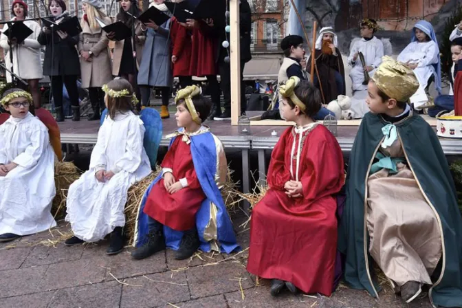 Al grito de “Stop a los fachos” turba interrumpe pesebre viviente hecho por niños