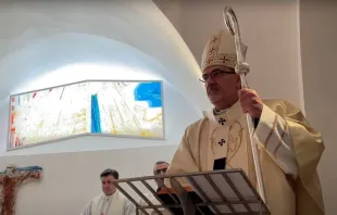 Mons. Pierbattista Pizzaballa en Misa desde el Cenáculo en Jerusalén, este 5 de abril. Crédito: Centro Magdala. 