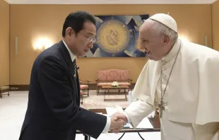 El Papa con el Primer Ministro de Japón. Crédito: Vatican Media 